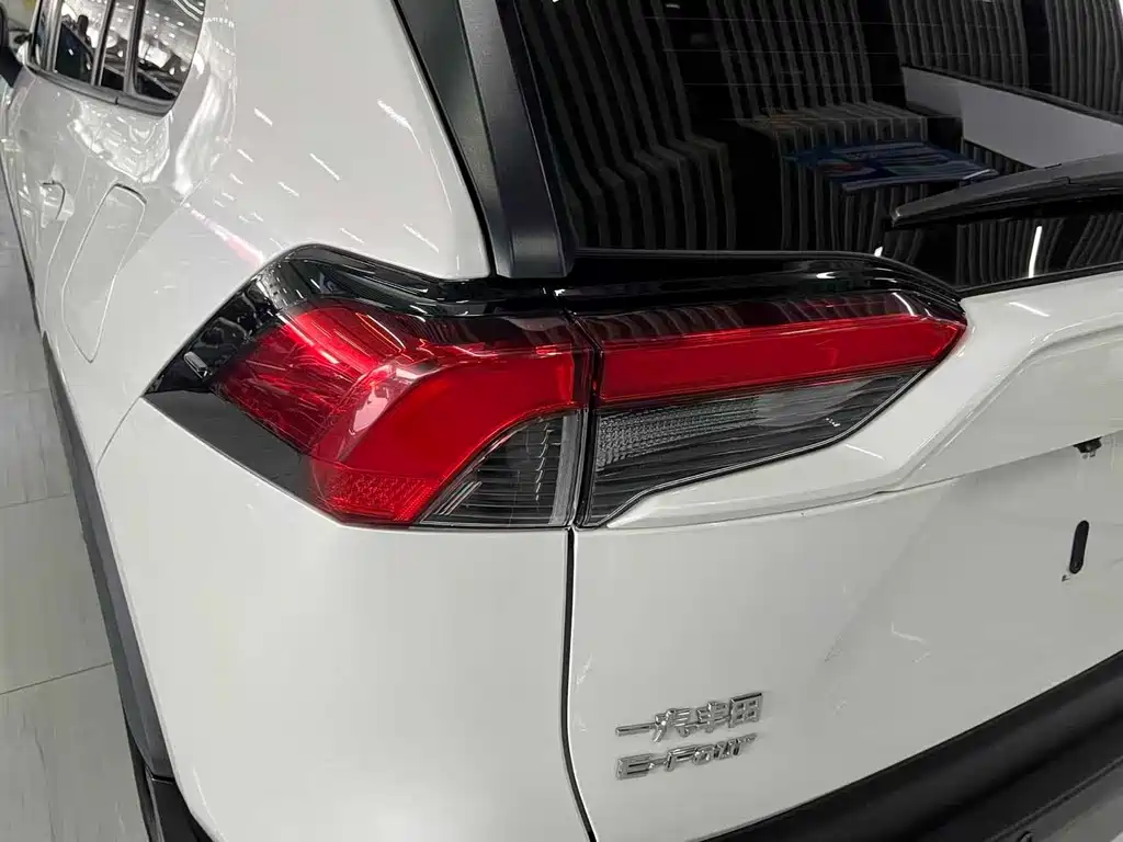 Toyota RAV4 2021 — фото 16