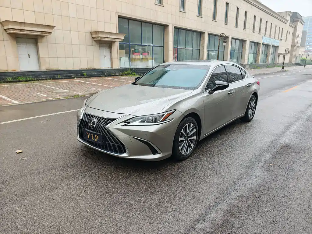 Lexus ES 2023 — фото 1