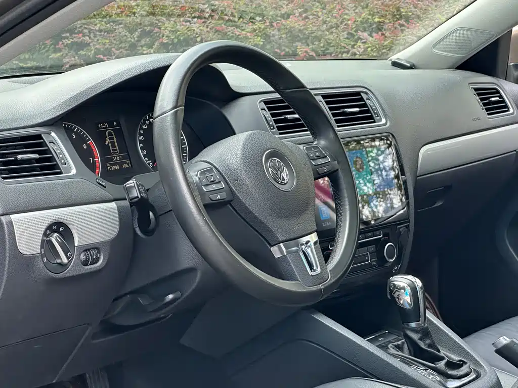Volkswagen Sagitar 2014