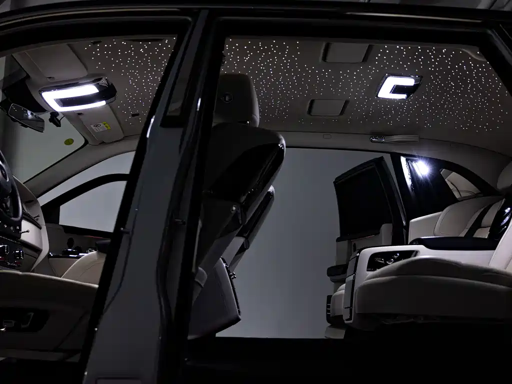 Rolls-Royce Phantom 2018 — фото 14