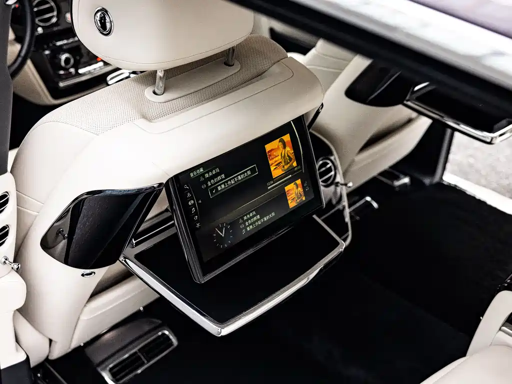 Rolls-Royce Phantom 2018 — фото 15