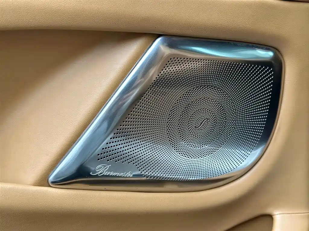 Mercedes-Benz V-Class 2023 — фото 30