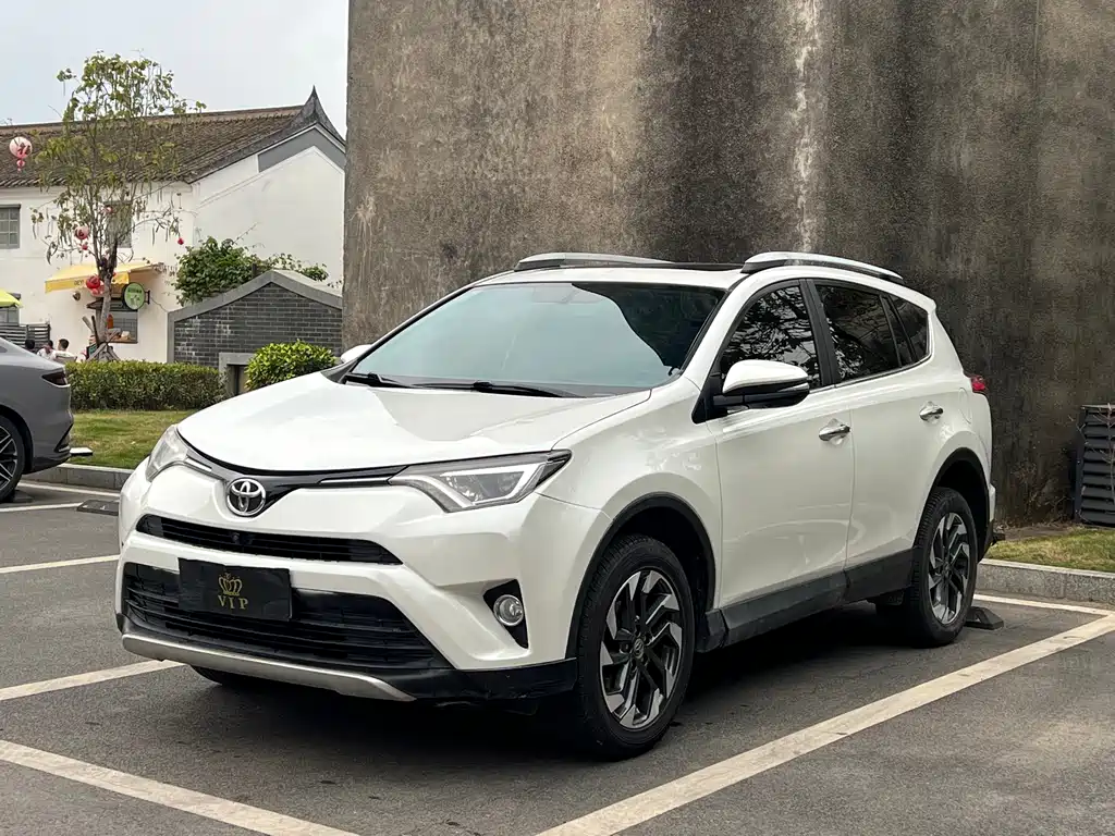 Toyota RAV4 2017 — фото 1