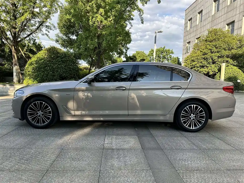 BMW 5 Series 2018 — фото 13