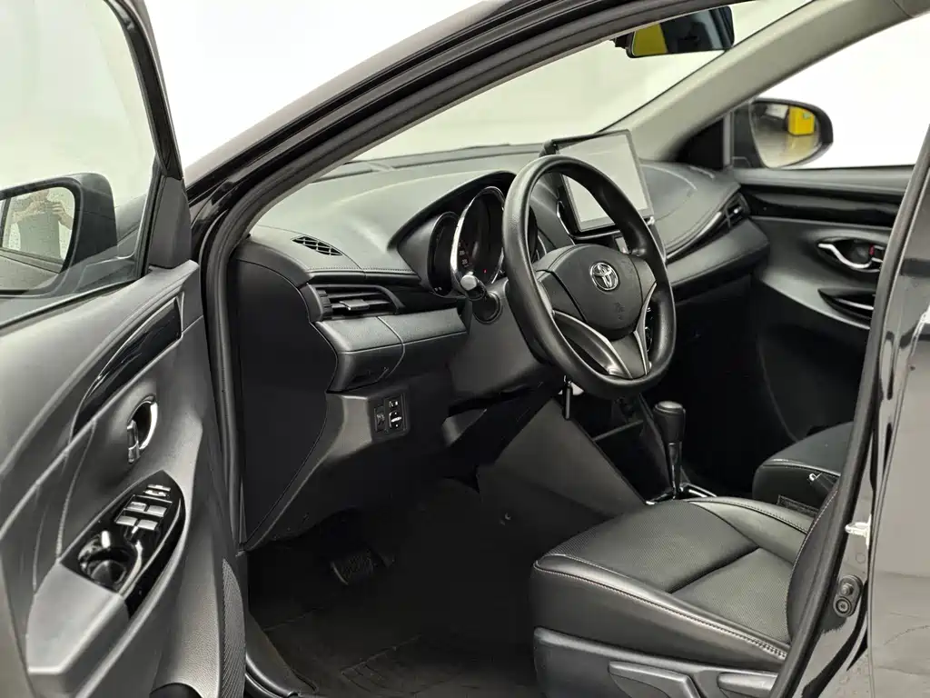 Toyota Yaris L 2021 — фото 13