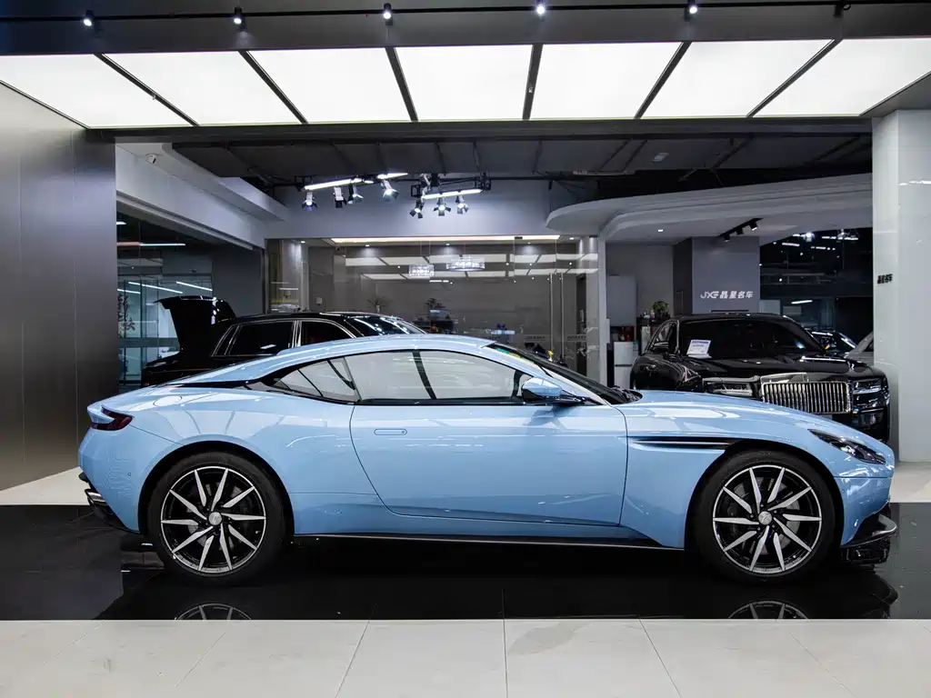 Aston Martin DB11 2019 — фото 11