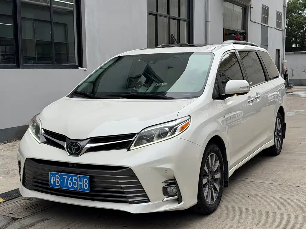 Toyota Sienna 2022 — фото 1