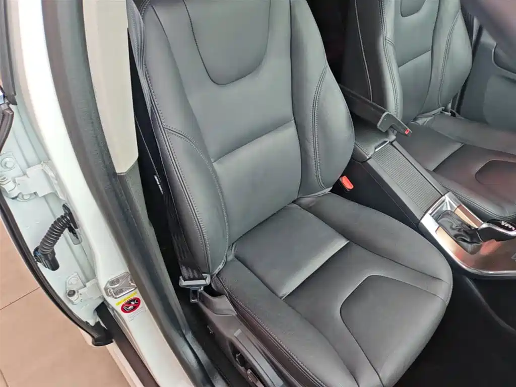 Volvo XC60 2017 — фото 25
