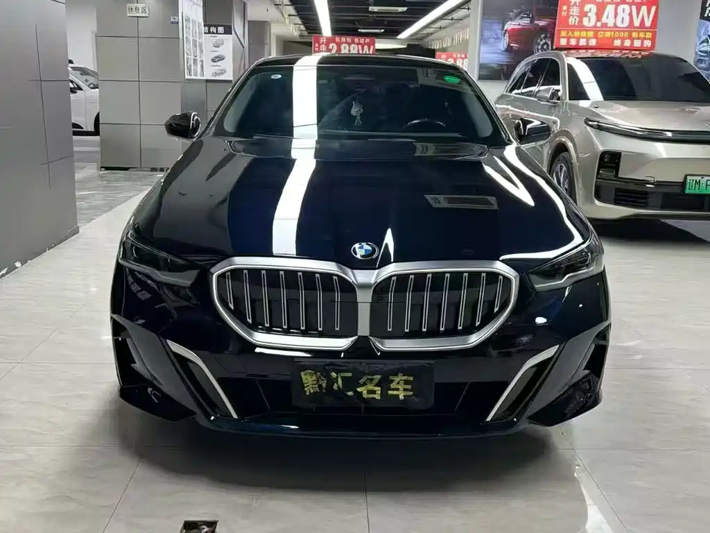 BMW 5 Series 2025 — фото 1