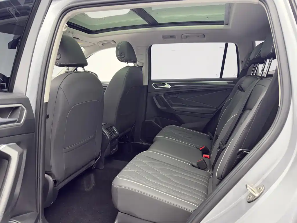 Volkswagen Tiguan L 2023 — фото 12