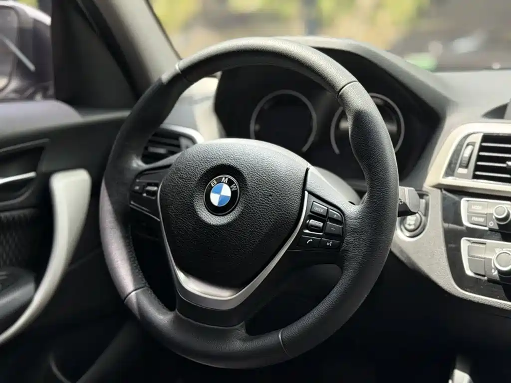 BMW 1 Series 2018 — фото 17