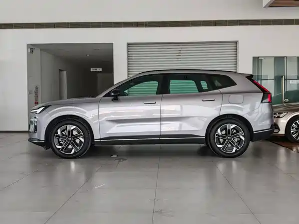 Volvo XC70 Plug-In Hybrid 2025
