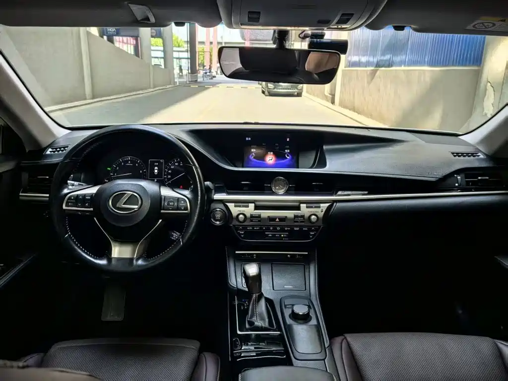Lexus ES 2018 — фото 7
