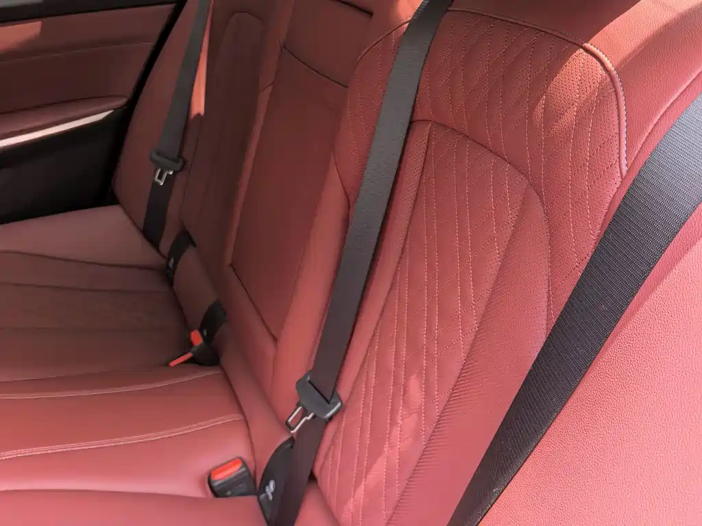 BMW 3 Series 2025 — фото 13
