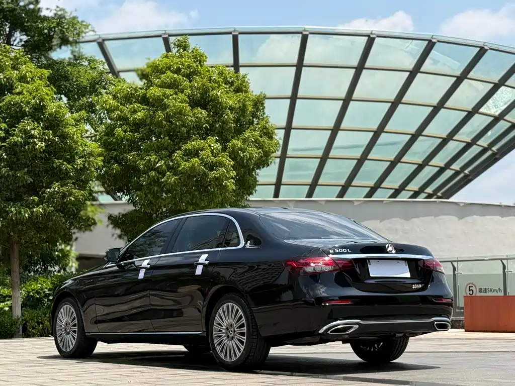 Mercedes-Benz E-Class 2022 — фото 9