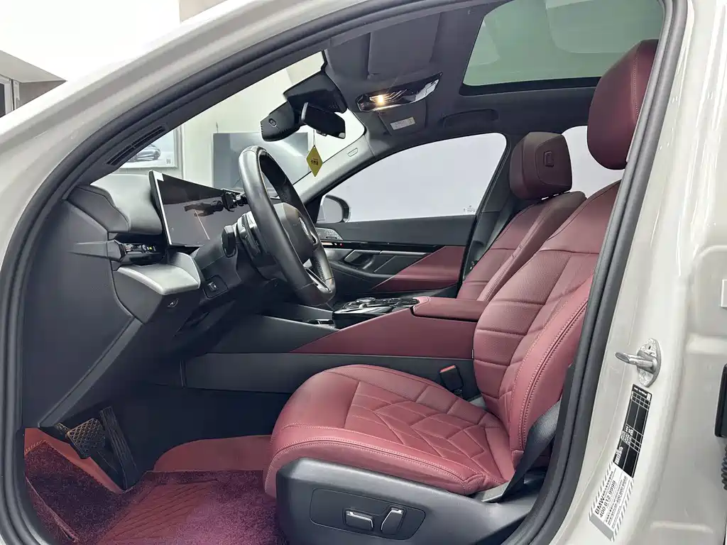 BMW 5 Series 2025 — фото 10