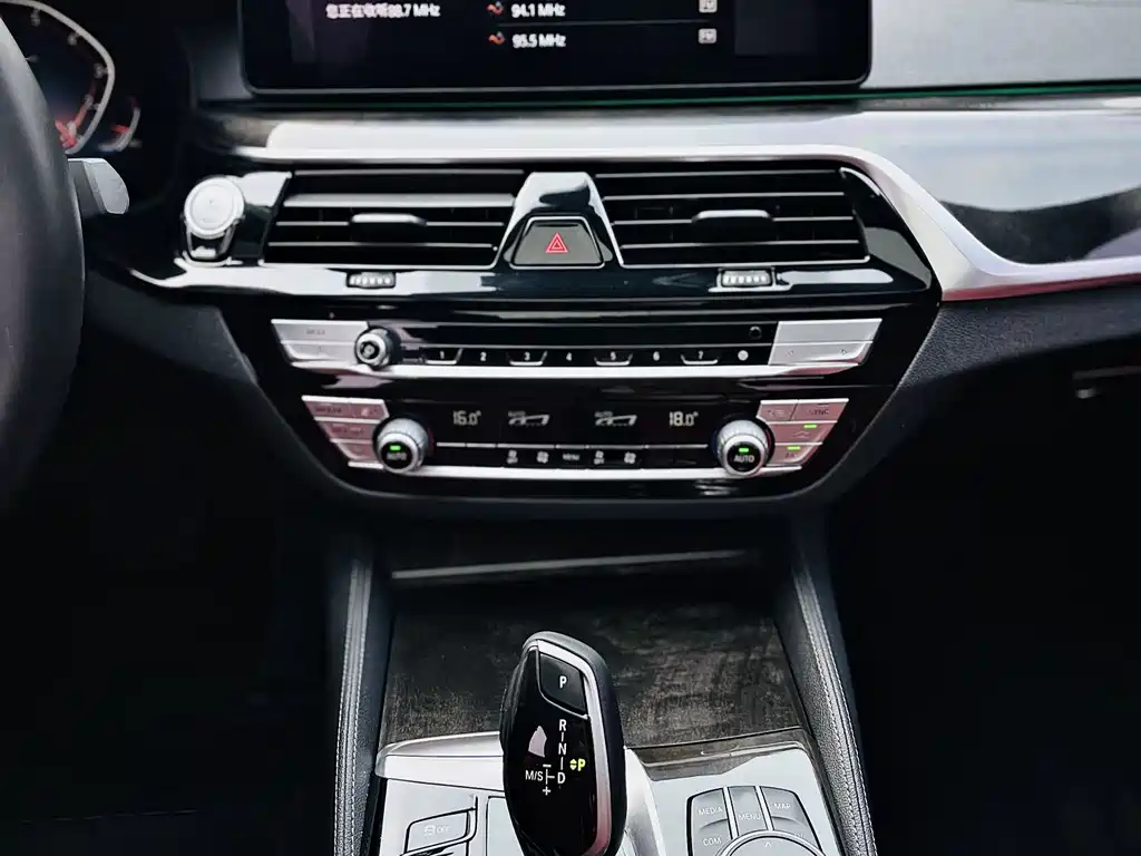 BMW 5 Series 2021 — фото 10