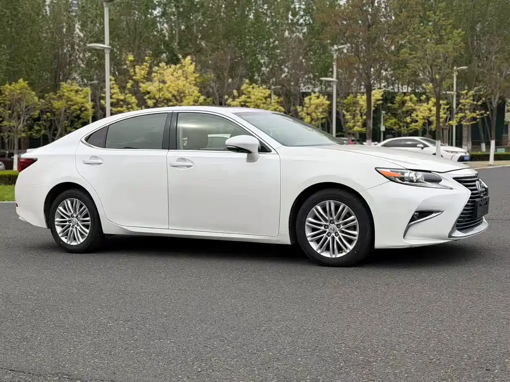Lexus ES 2017 — фото 5