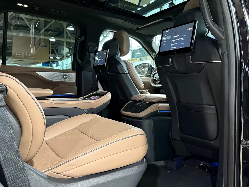 Lincoln Navigator 2025 — фото 15