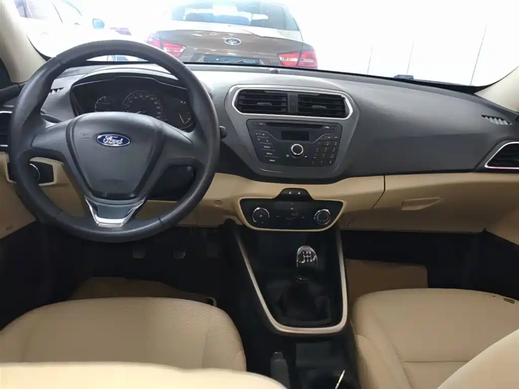 Ford Escort 2018 — фото 10
