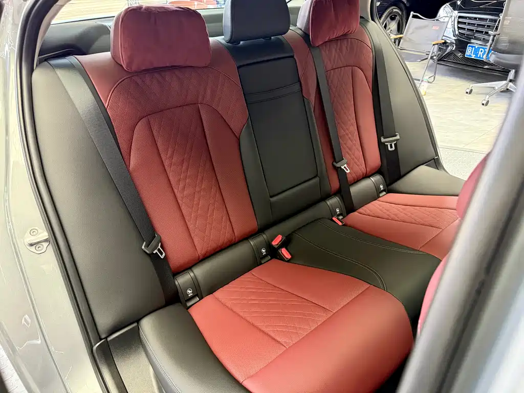 BMW 3 Series 2025 — фото 10