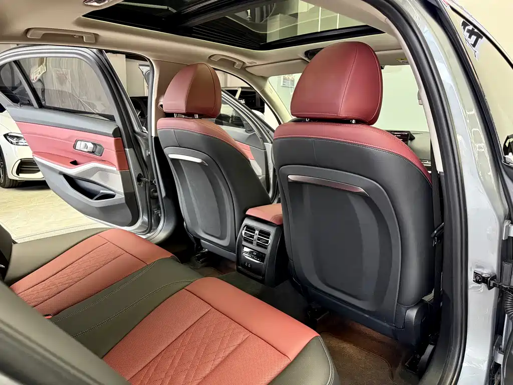 BMW 3 Series 2025 — фото 11