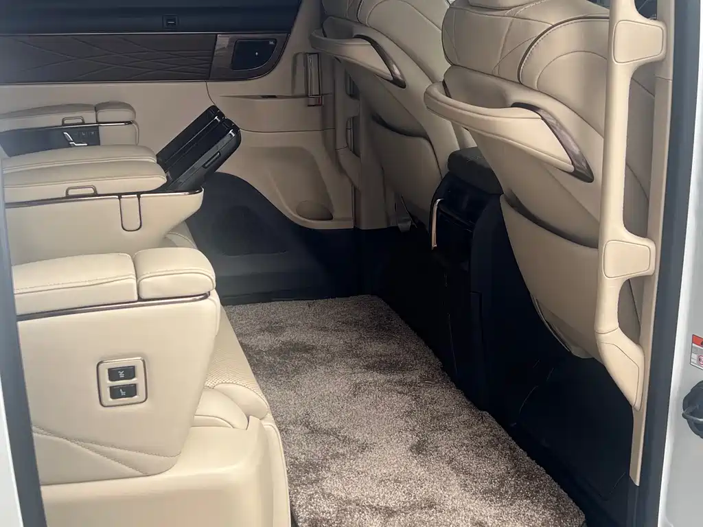 Toyota Alphard — фото 18