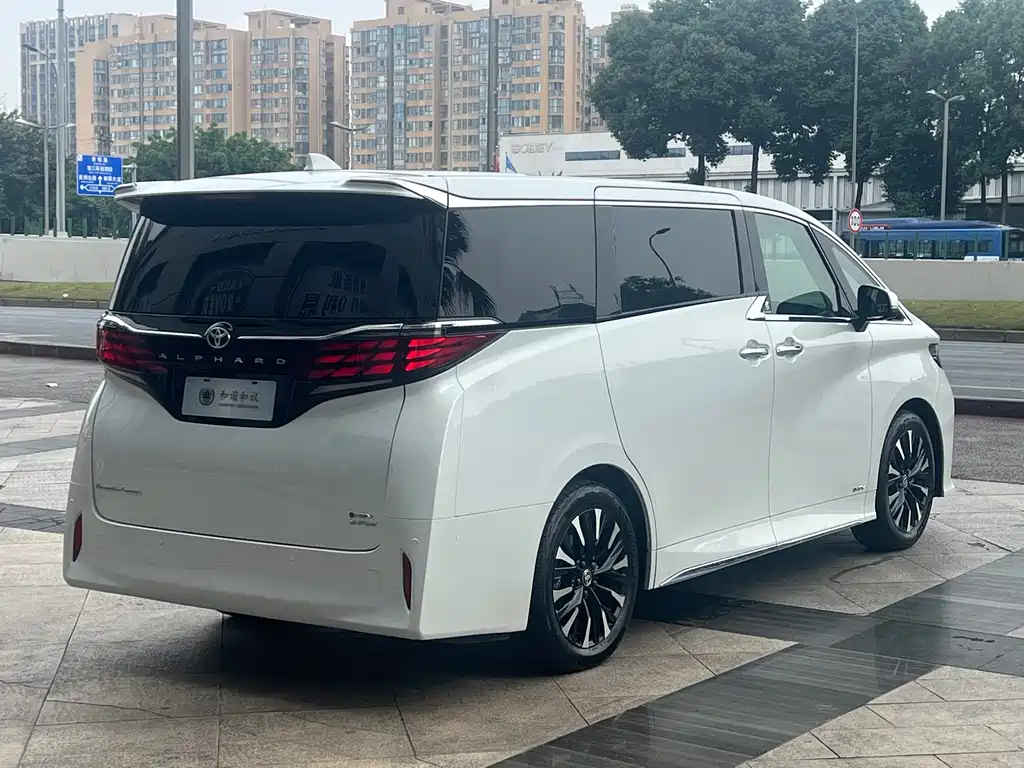 Toyota Alphard — фото 4