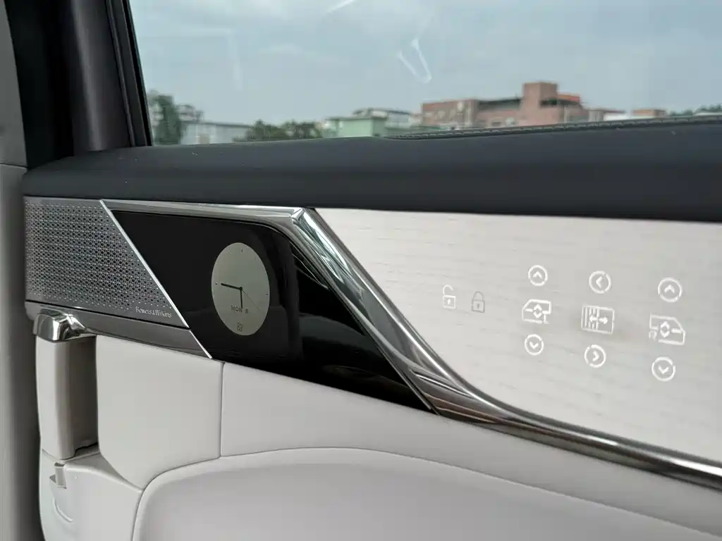 Volvo EM90 2024