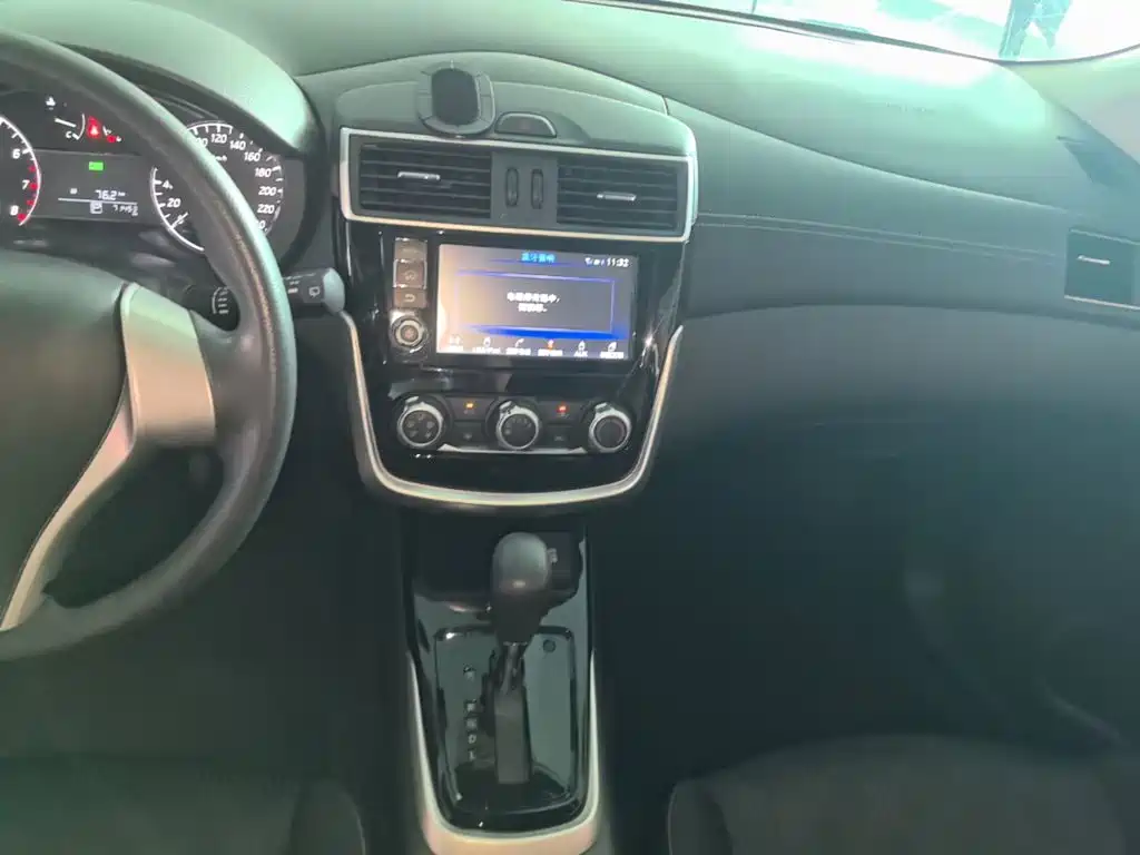 Nissan Tiida 2017 — фото 13