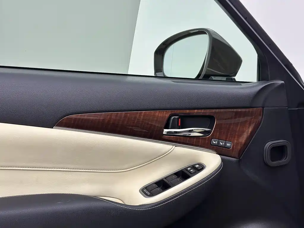 Toyota Crown 2017 — фото 12