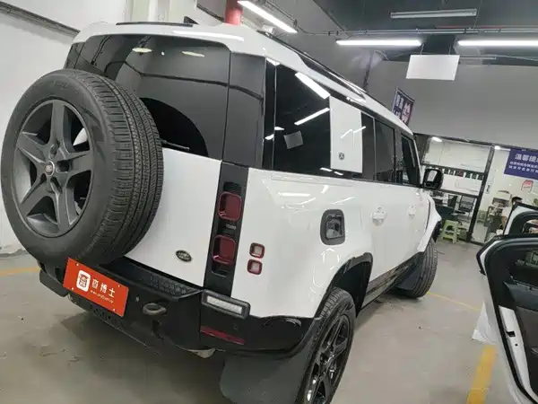 Land Rover Defender 2023