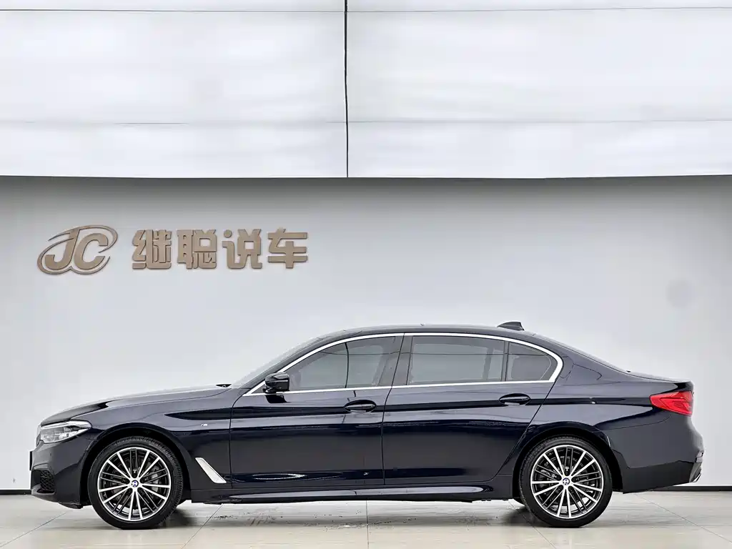 BMW 5 Series 2019 — фото 12