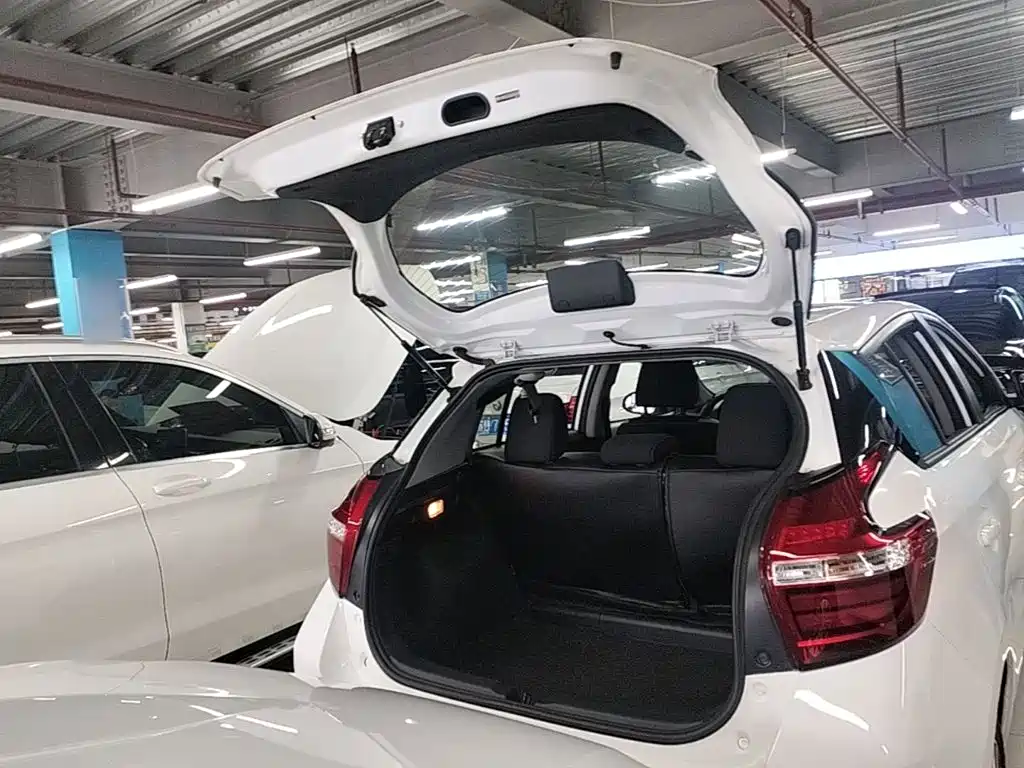 Toyota Yaris L 2020 — фото 19