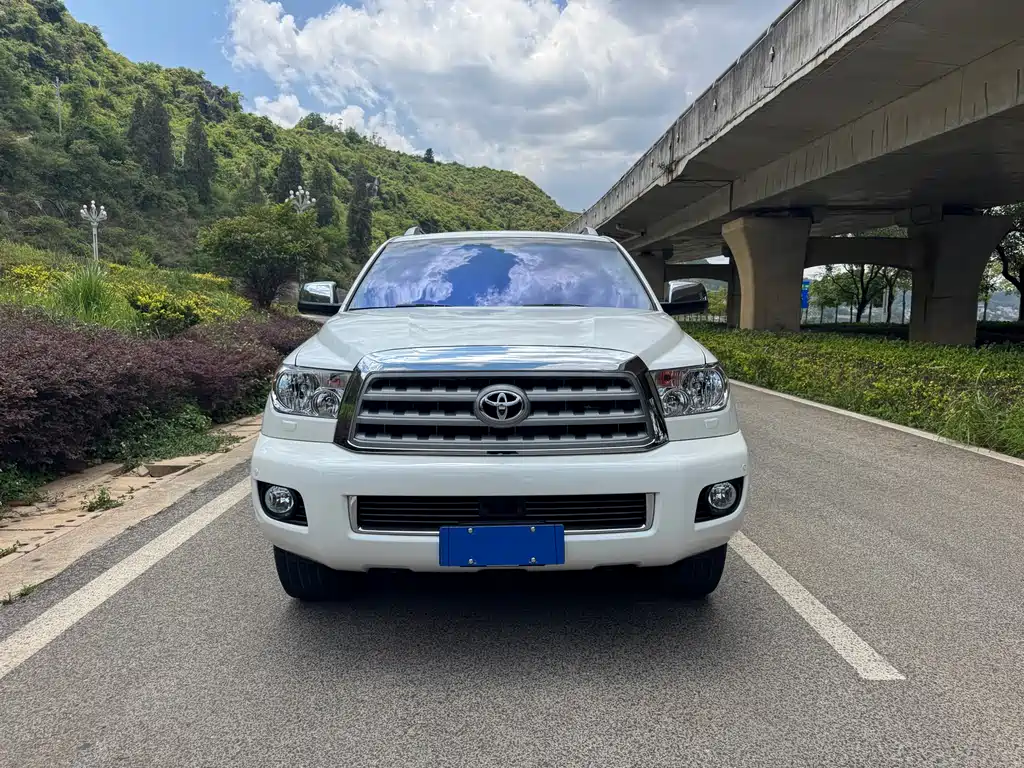 Toyota Sequoia 2017 — фото 10