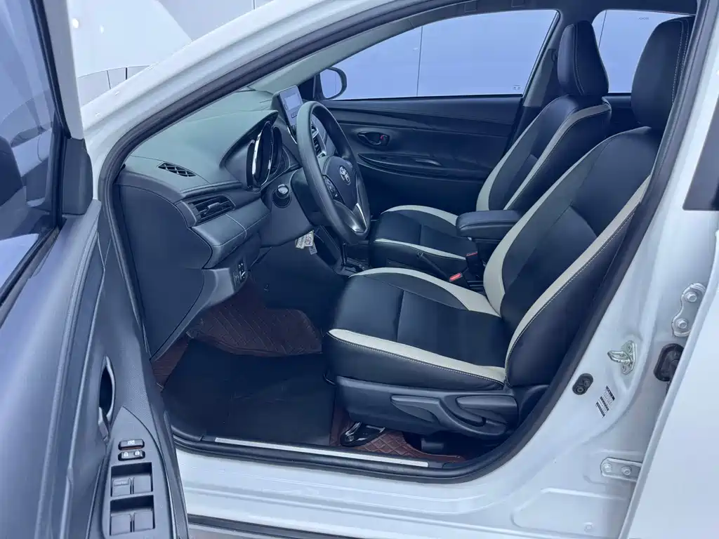 Toyota Yaris L 2022