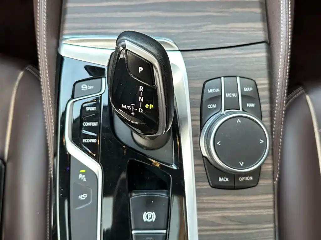 BMW 5 Series 2019 — фото 19
