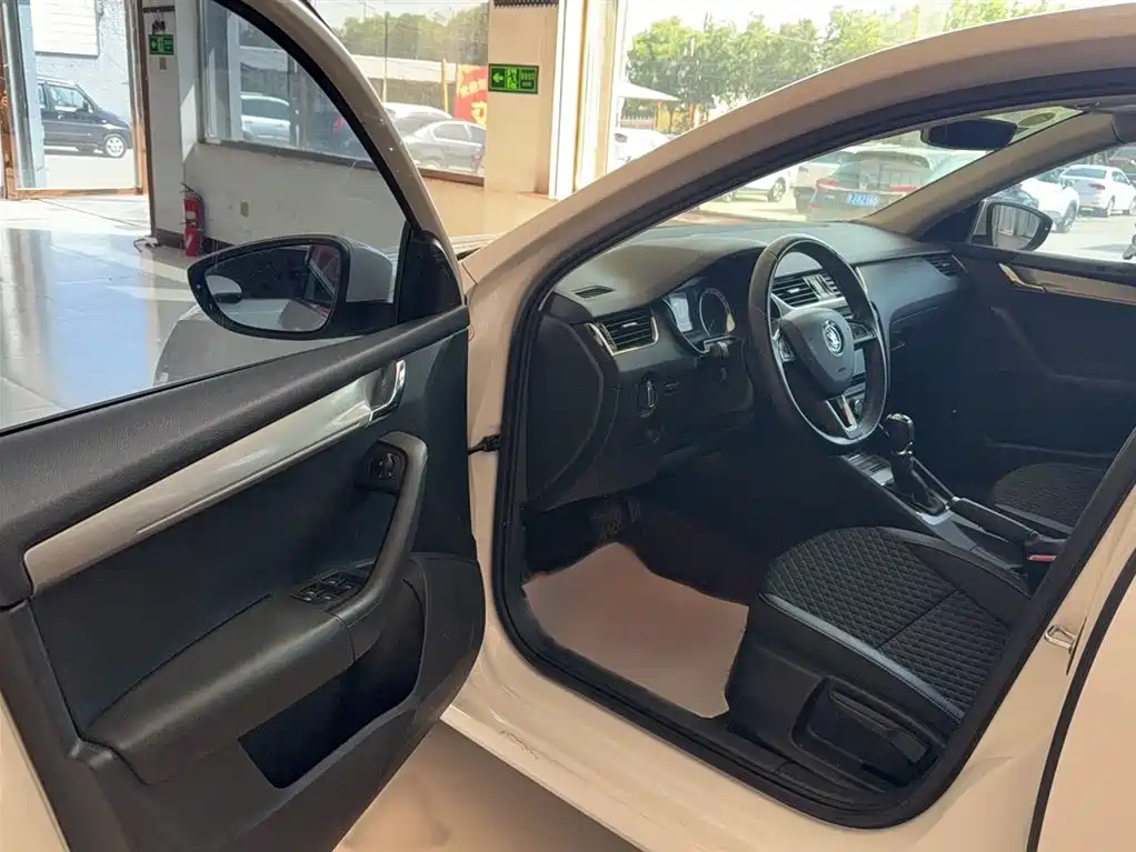 Skoda Octavia 2018 — фото 9