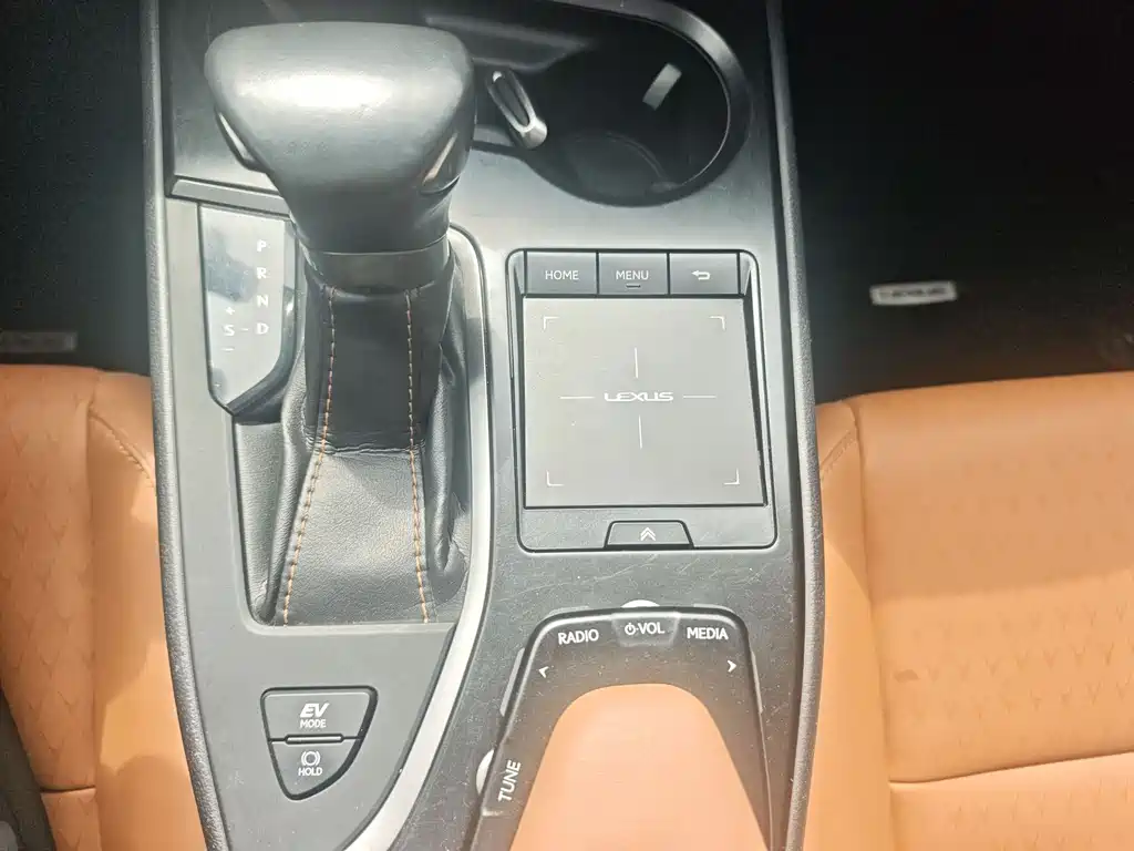 Lexus UX 2019 — фото 17