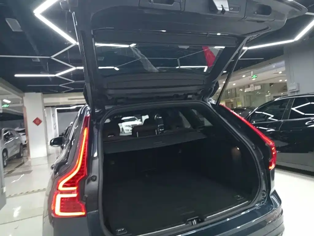 Volvo XC60 2023 — фото 19