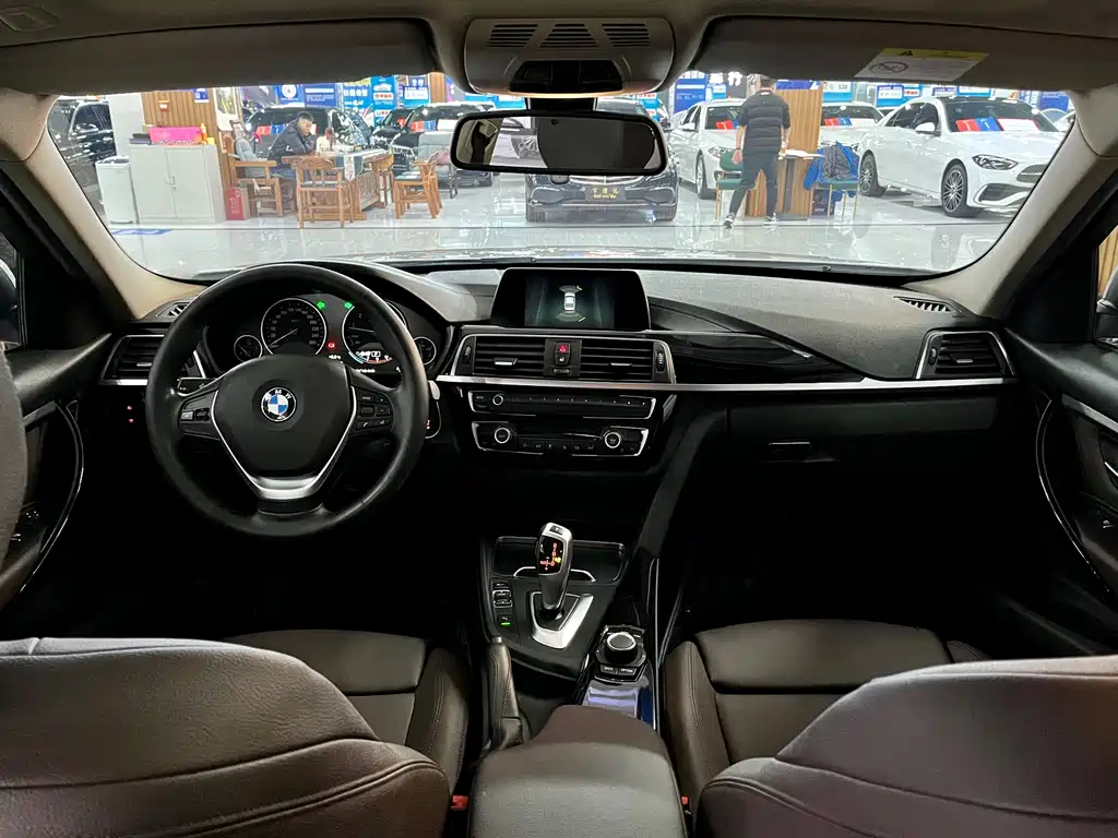 BMW 3 Series 2017 — фото 11