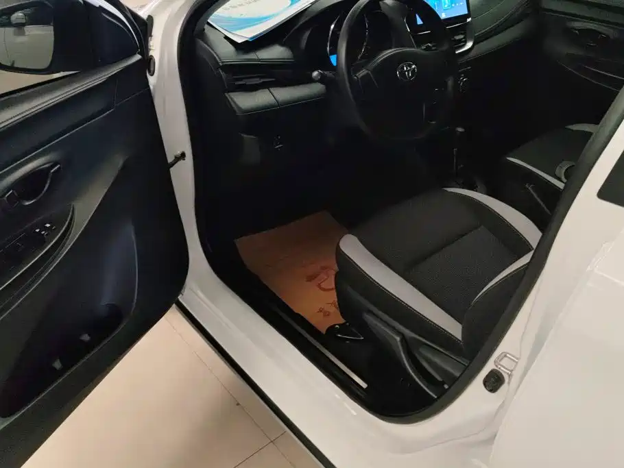 Toyota Yaris L 2020 — фото 9