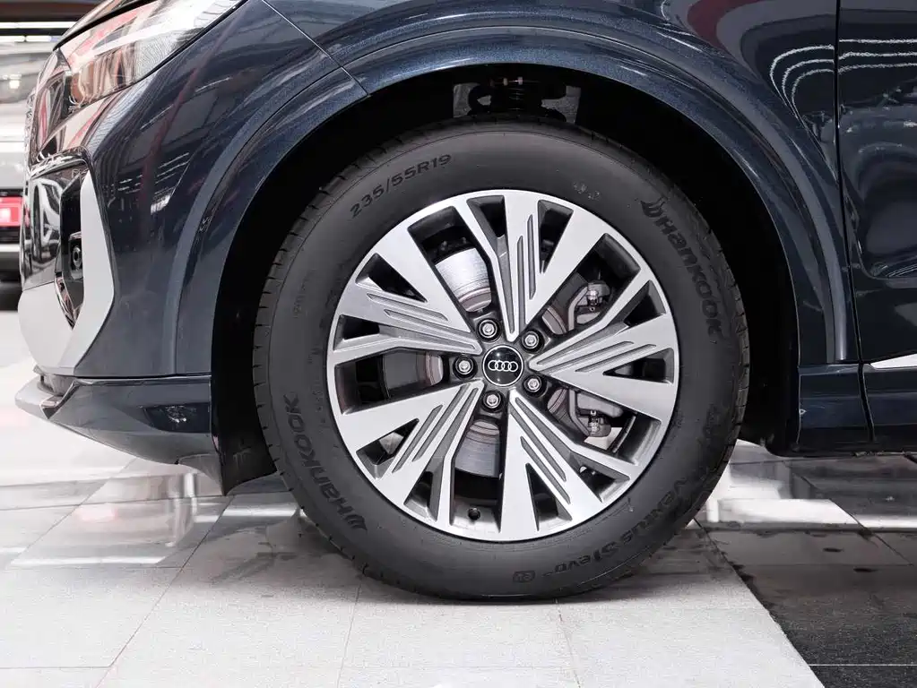 Audi Q4 e-tron — фото 12