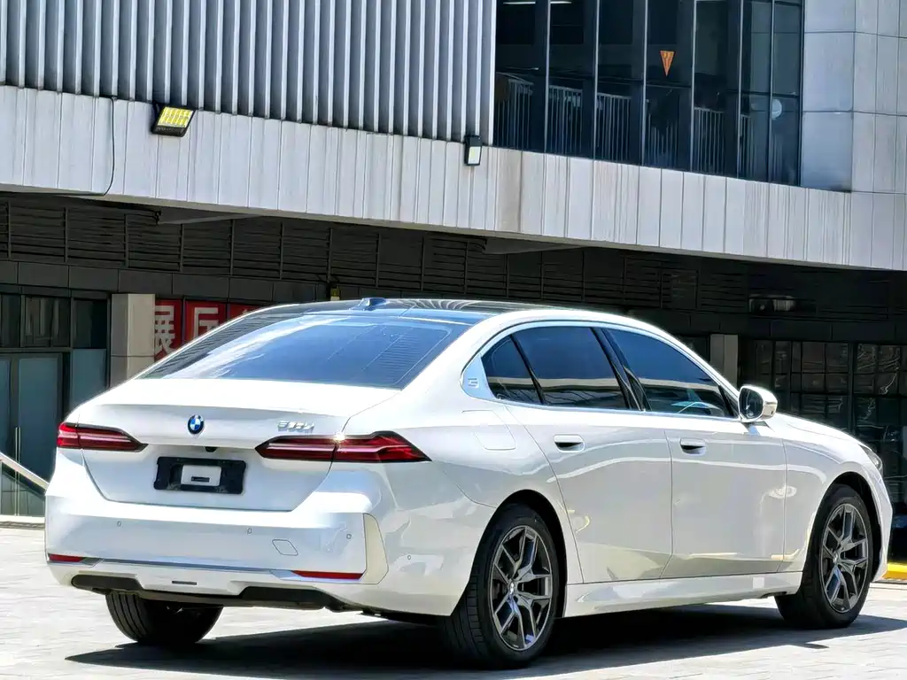 BMW 5 Series 2024 — фото 14