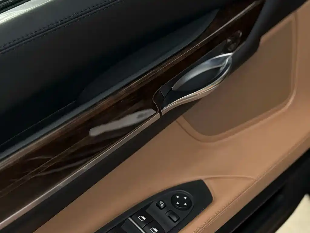 BMW 7 Series 2011 — фото 20
