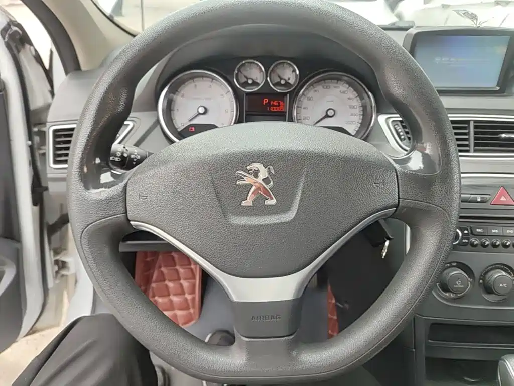 Peugeot 308 2015 — фото 11