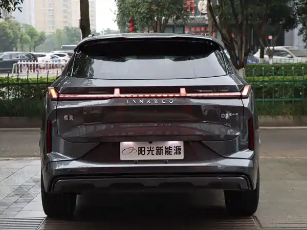 Lynk & Co 08 EM-P 2025