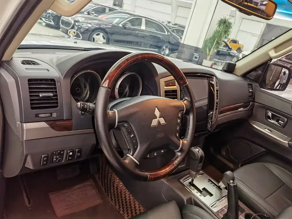 Mitsubishi Pajero 2019 — фото 10