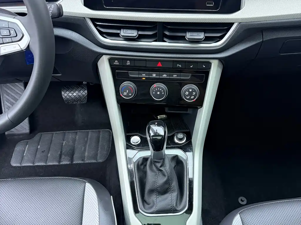 Volkswagen T-Roc 2023 — фото 12