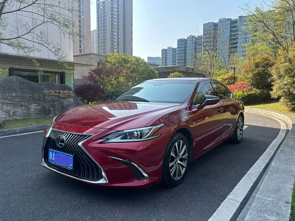 Lexus ES 2018 — фото 1